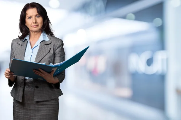 Female finance advisor holding folder — Stock Photo, Image