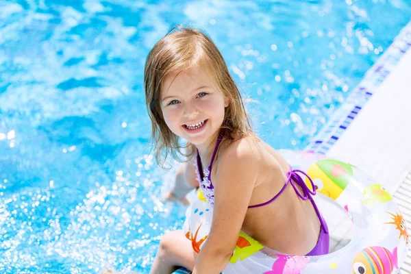 Menina ensolarada na piscina — Fotografia de Stock