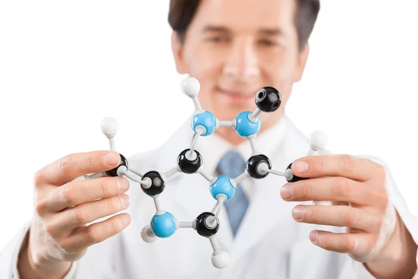 Wissenschaftler Mann hält Molekülform — Stockfoto