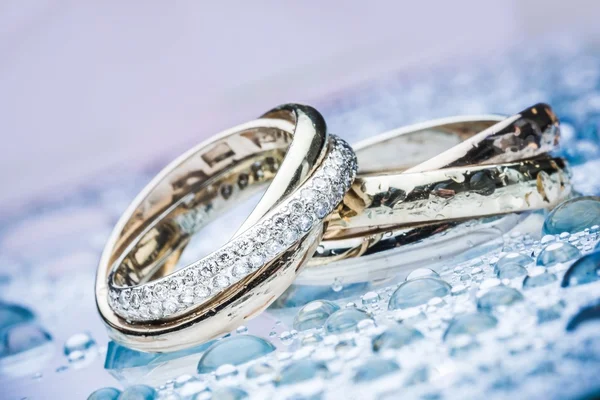 Engagement rings op achtergrond — Stockfoto