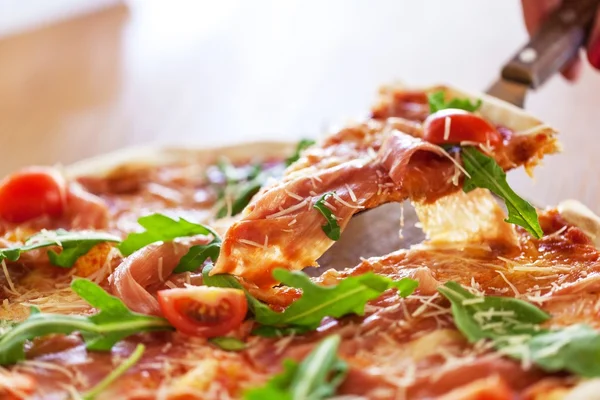 Frische leckere Pizza — Stockfoto