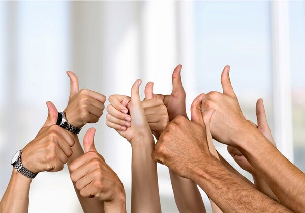 Руки, показывающие большие пальцы
