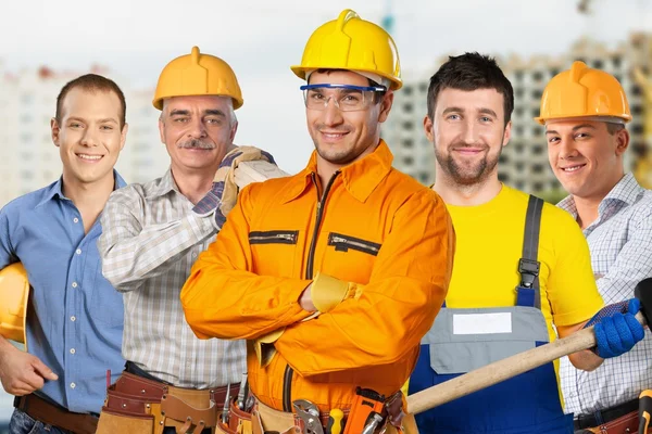 Grupo de construtores em hardhats — Fotografia de Stock