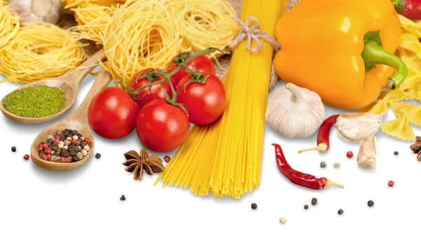 Паста-спагетти, овощи и специи — стоковое фото