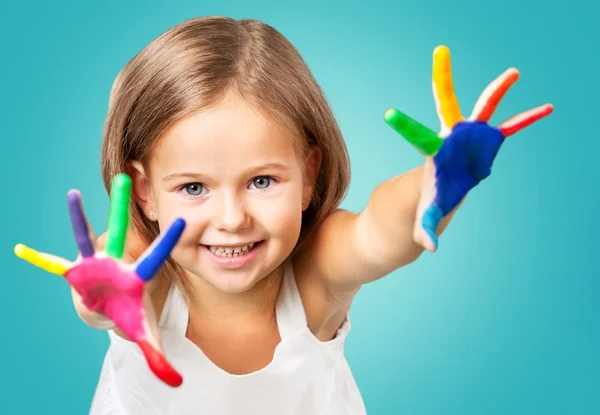Niña con manos pintadas de colores —  Fotos de Stock