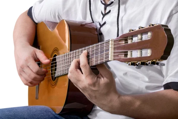 Человек играет на гитаре — стоковое фото