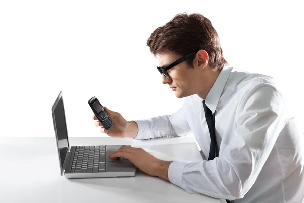 Homem em óculos usando de computador portátil — Fotografia de Stock