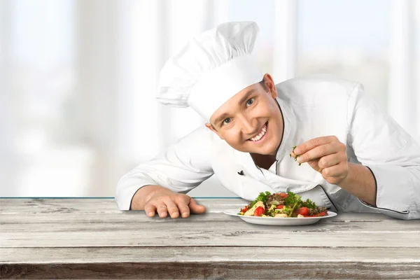 Cozinheiro chef masculino preparando salada — Fotografia de Stock
