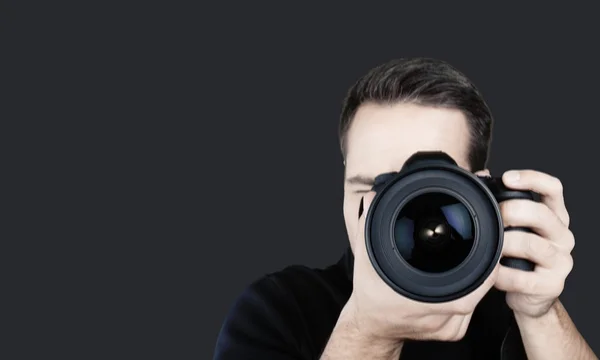 Mannelijke fotograaf met camera — Stockfoto