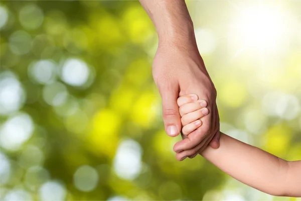 Vater hält Baby an der Hand — Stockfoto