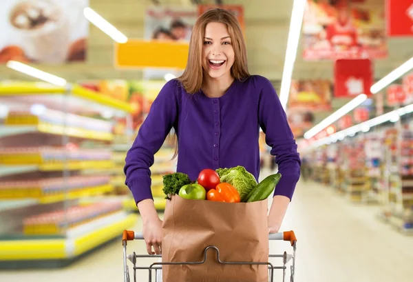 Mujer con carrito de compras — Foto de Stock