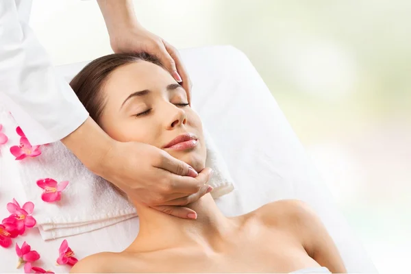 Vrouw ontspannen met een massage — Stockfoto