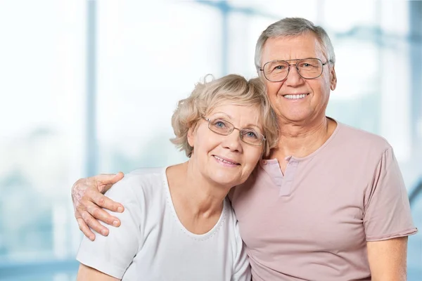 Lyckliga äldre paret leende hemma — Stockfoto
