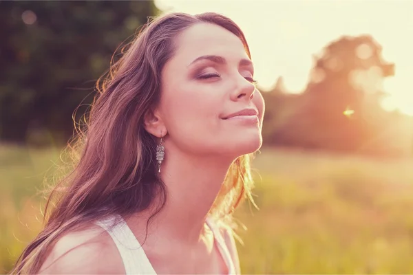 Frau auf Feld bei Sonnenuntergang — Stockfoto