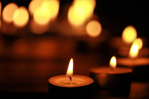 Candele che tagliano attraverso l'oscurità . — Foto Stock