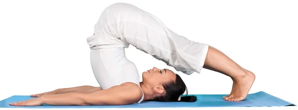 Jonge vrouw doet yoga — Stockfoto