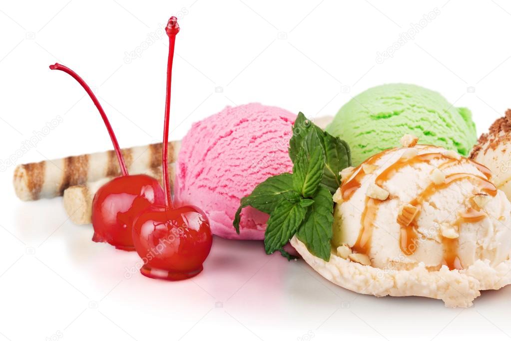 Ice cream scoops and topping