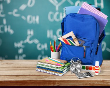 Arka plan üzerinde okul sırt çantası.