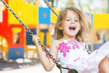 sarışın kız eğleniyor ona salıncak