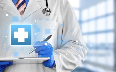 tablet pc ile çalışan doktor