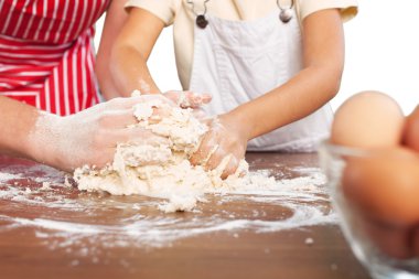 kız ve annesi birlikte pişirme 