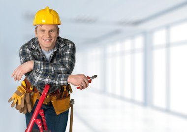 Aletleri olan inşaat işçisi