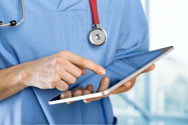 tablet pc ile çalışan doktor