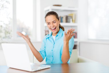 Dizüstü bilgisayarı olan genç kadın  