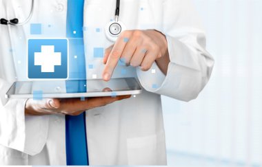 tablet pc ile çalışan doktor