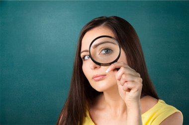 Büyüteç arayan kadın