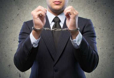 Adam arkadan kelepçeli