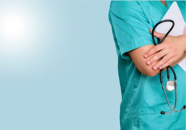 Steteskoplu erkek doktor.