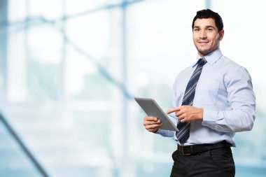  tablet pc ile mutlu işadamı