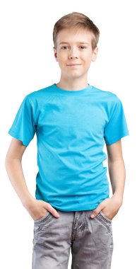 Ayakta ve kameraya bakarak yakışıklı genç