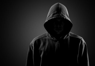 Unrecognisable erkekte koyu hoodie