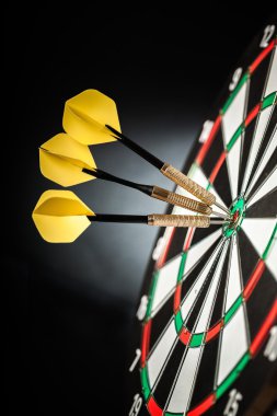 İzole edilmiş okları olan dart tahtası 