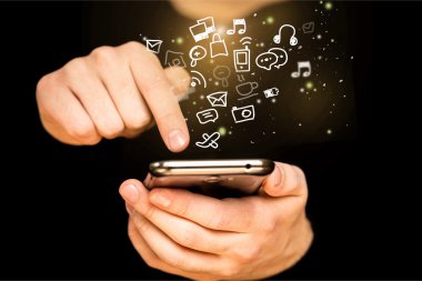 Akıllı telefon kullanan adam.