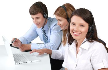 Dizüstü bilgisayar kullanan iş adamları 