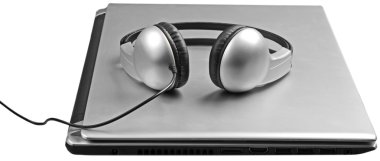 Dizüstü bilgisayar beyaz kulaklık 