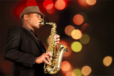 Saksafonla oynayan adam