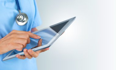tablet pc ile çalışan doktor