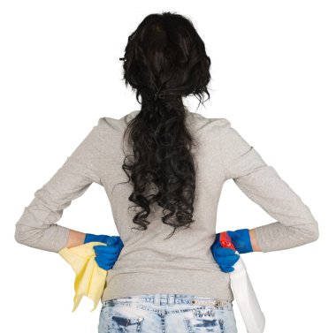 Temizlikçi kadın sprey ile