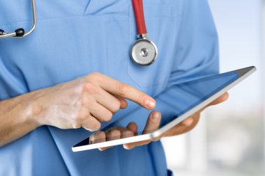 tablet pc ile çalışan doktor