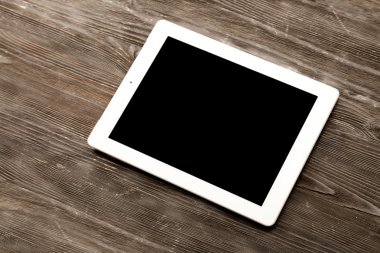 Tablet bilgisayarı ahşap masada.