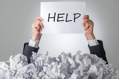  boş bir sayfa tutan eller