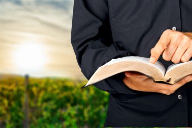 Adam eski ağır kitap okumak