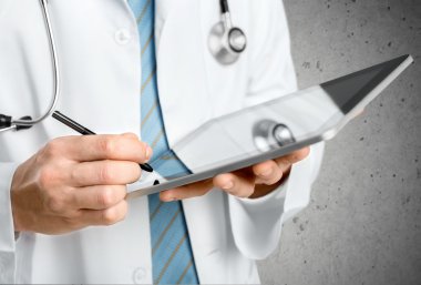 tablet pc ile çalışan doktor