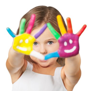 Renkli boyalı ellerle küçük kız