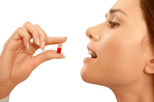 Mulher a tomar um comprimido — Fotografia de Stock