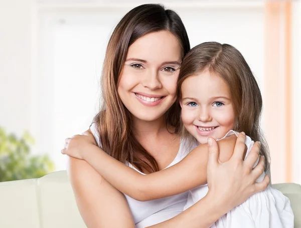 Mère et fille câlins — Photo